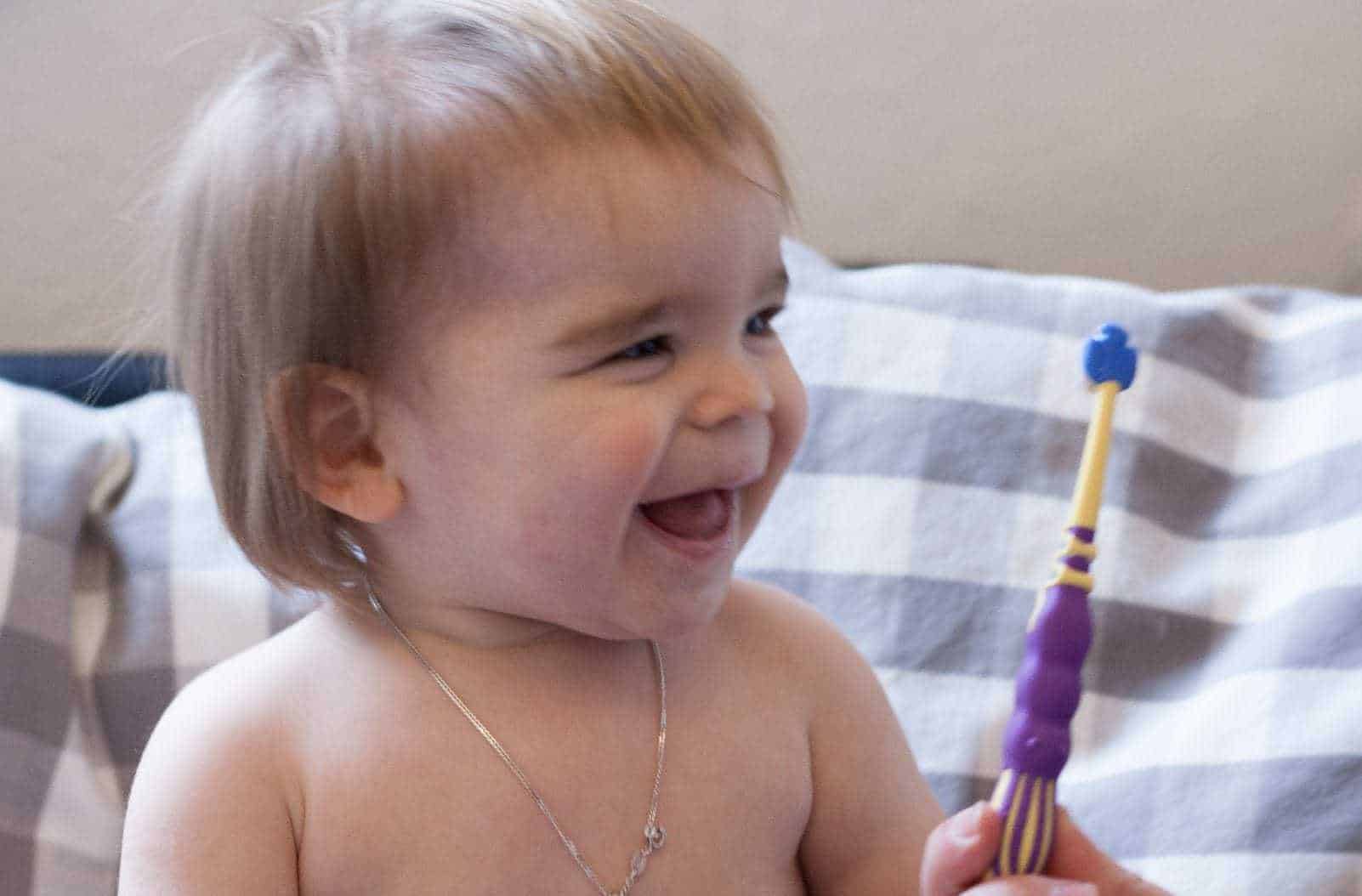 Zahnpflege für Milchzähne >> Tipps zum Zähneschrubben bei Kleinkindern