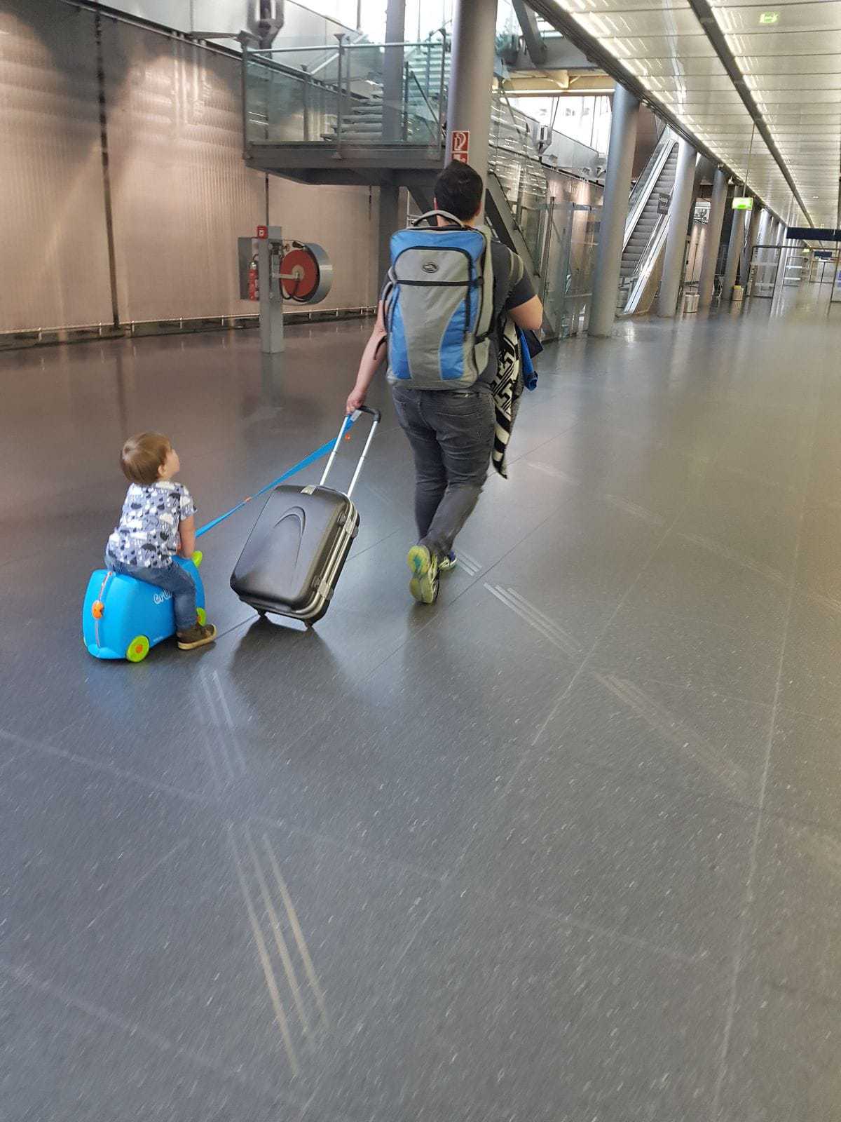 Am Flughafen mit dem Handgepäck