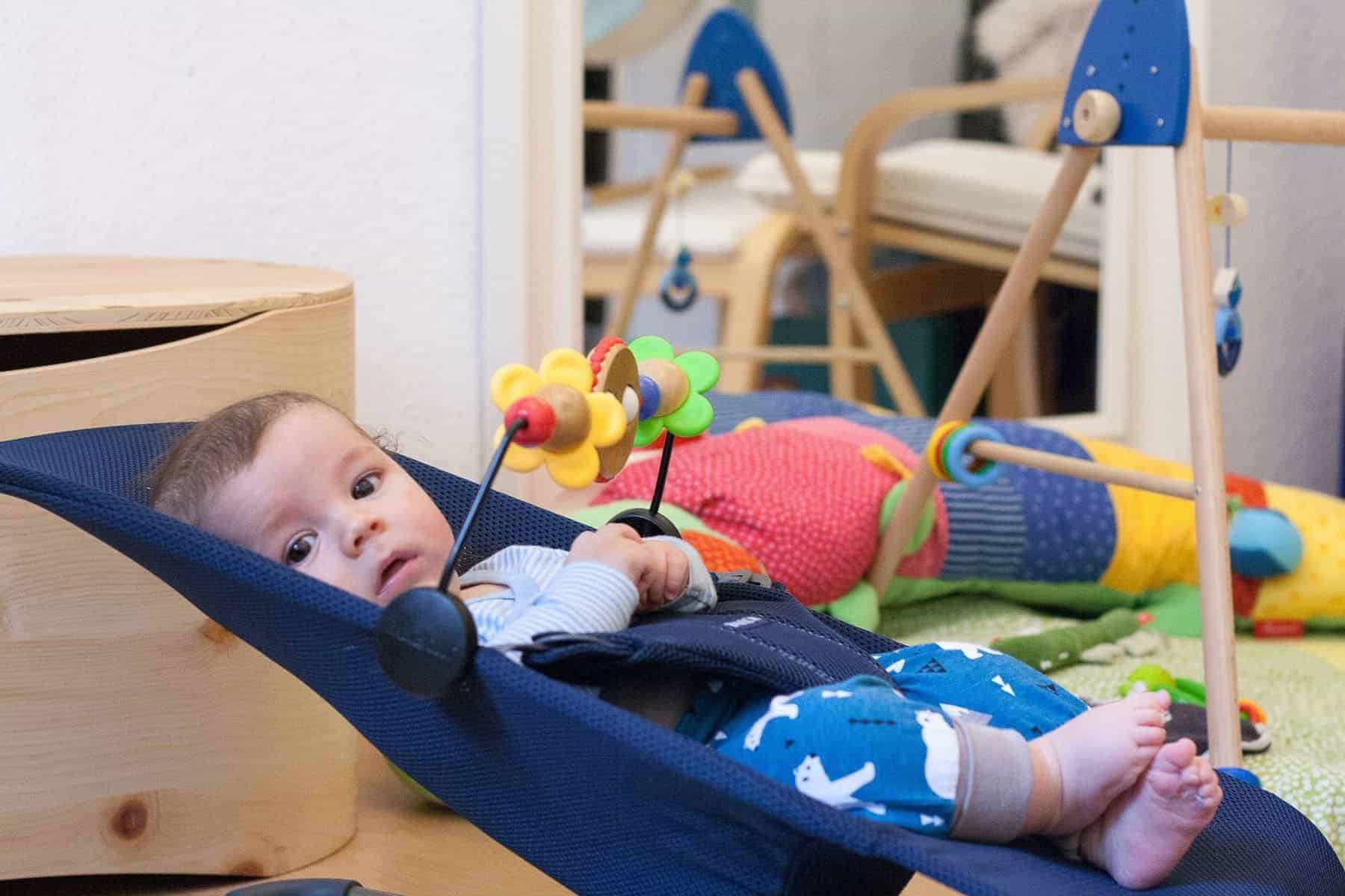 Mio in der Babywippe