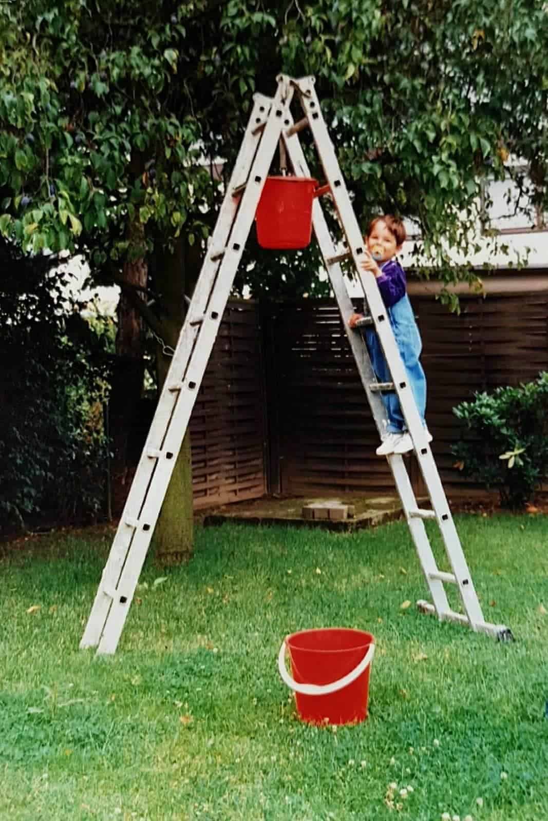 Niki hilft bei der Gartenarbeit